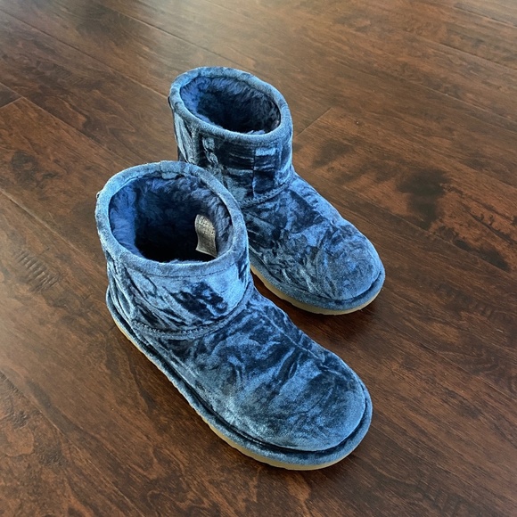 UGG Classic Mini II Velvet Fashion Winter Boots Big Girl Size 4 - Picture 3 of 12